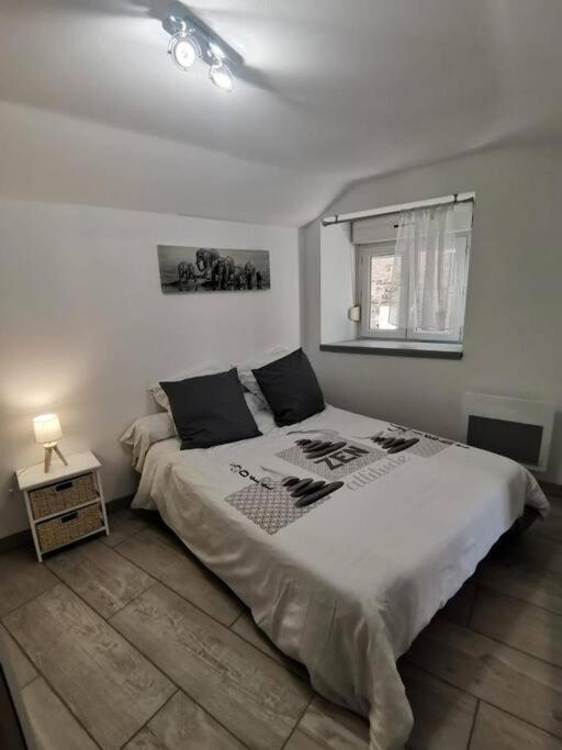 Charmant Appartement Au Calme Saint-Georges-de-Luzençon Dış mekan fotoğraf